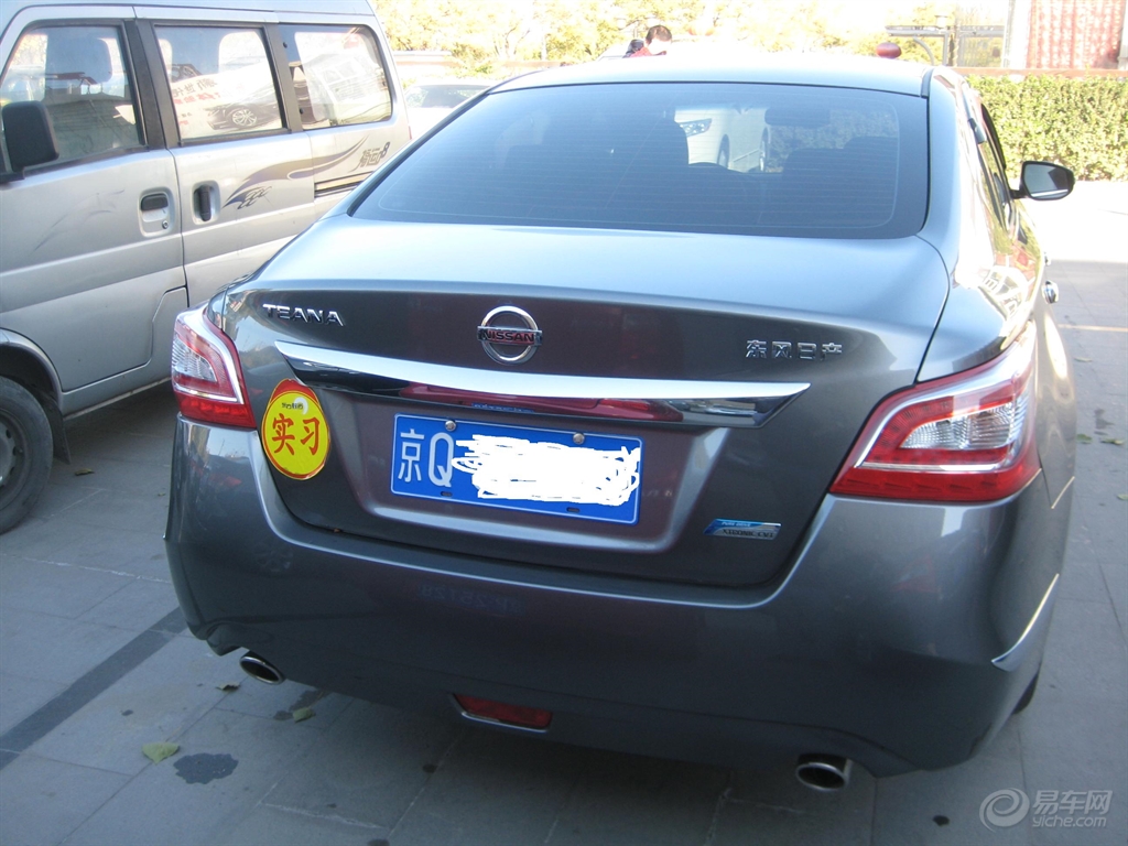 偌大的实习标志 新天籁钨钢灰提车 用车作业高清图片