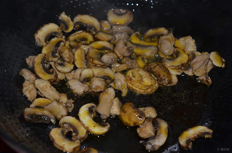 蘑菇炒鸡肉教学 4c68b8407a7d40528f4011d1d24c24ce.jpg