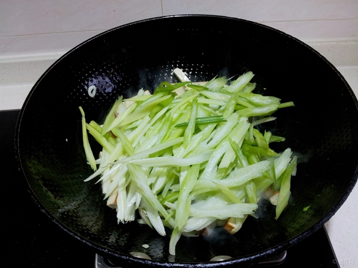 炒芹菜需要放葱花吗 3706c14e62a84feaaa2c99eeab854dfc.jpg