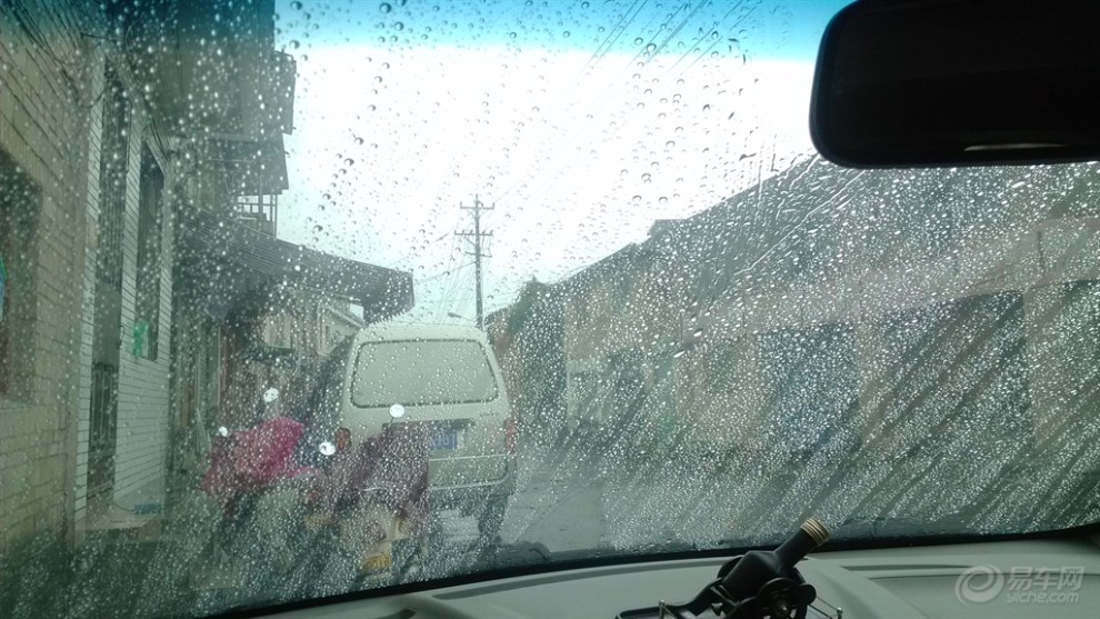【易车网兑换的车用玻璃驱水剂(雨敌)使用展示