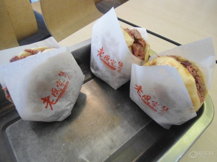 【【今天早上吃什么】保定驴肉火烧!】_美食之