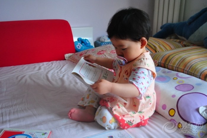 【【宝贝成长日记】130520宝宝在家读书画画