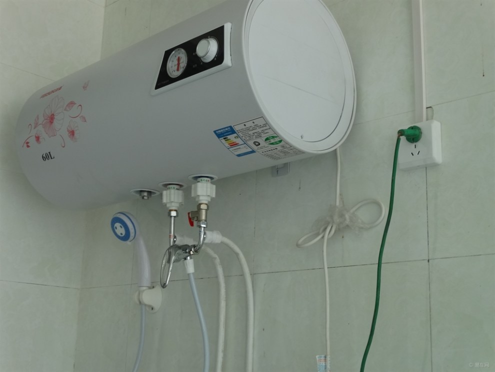 【【原创首发】工人师傅安装可以洗澡的热水器
