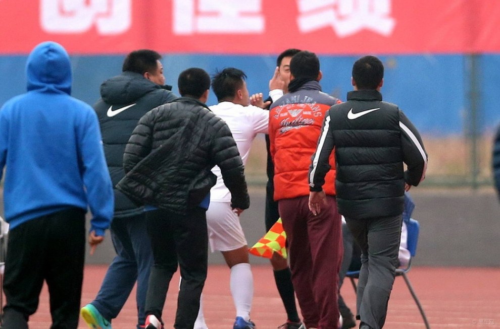 【业余联赛爆发冲突 大连不满判罚追打裁判】