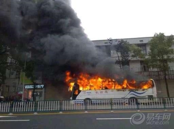 【湘潭市区一辆长沙牌照客车起火 暂无人员伤