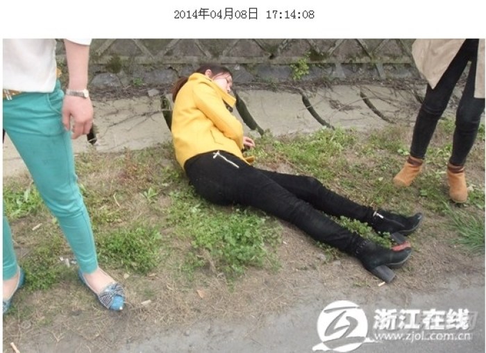 【因小刮擦一脚踹翻<em>高跟</em>鞋<em>女司机</em>】_福克斯论