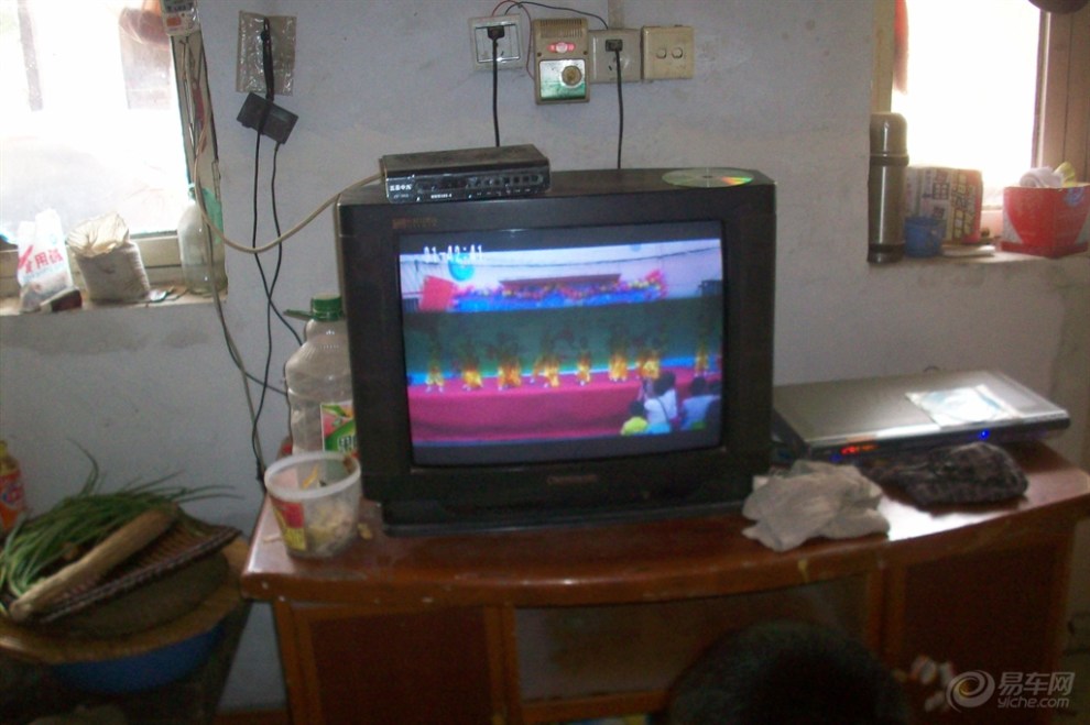 【【宝贝快乐秀】宝贝边看VCD边表演】_超级