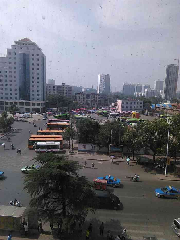 生活十几年的平顶山市   的街头景色,于是借景生情,拍下几张照片