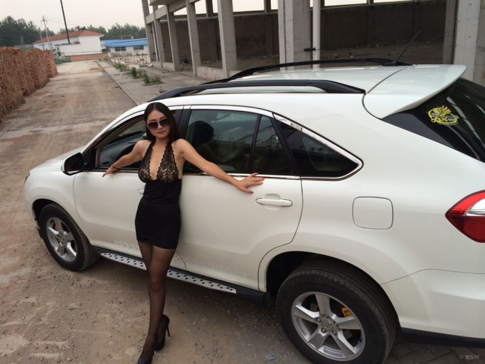 【【长治六野姿态媳妇当车模】魔鬼身材娃娃脸