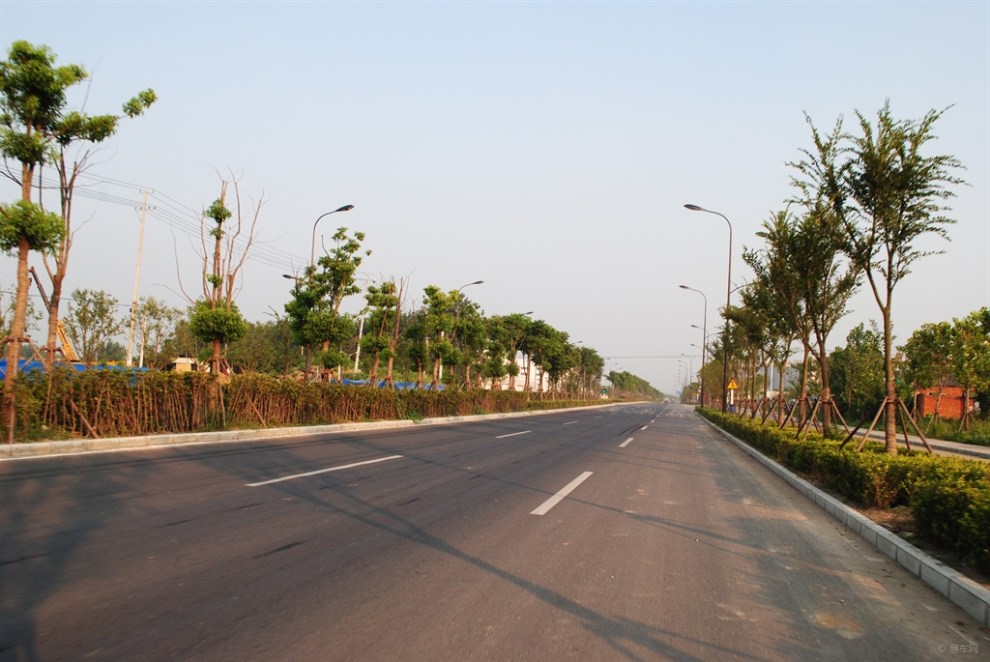 店忠路撮镇东段道路行记录风光景观