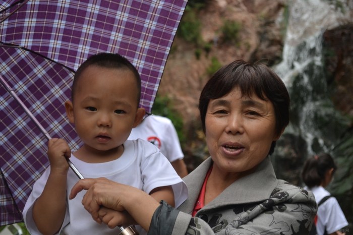 【【宝贝快乐秀】我和奶奶合影】_超级宝贝论