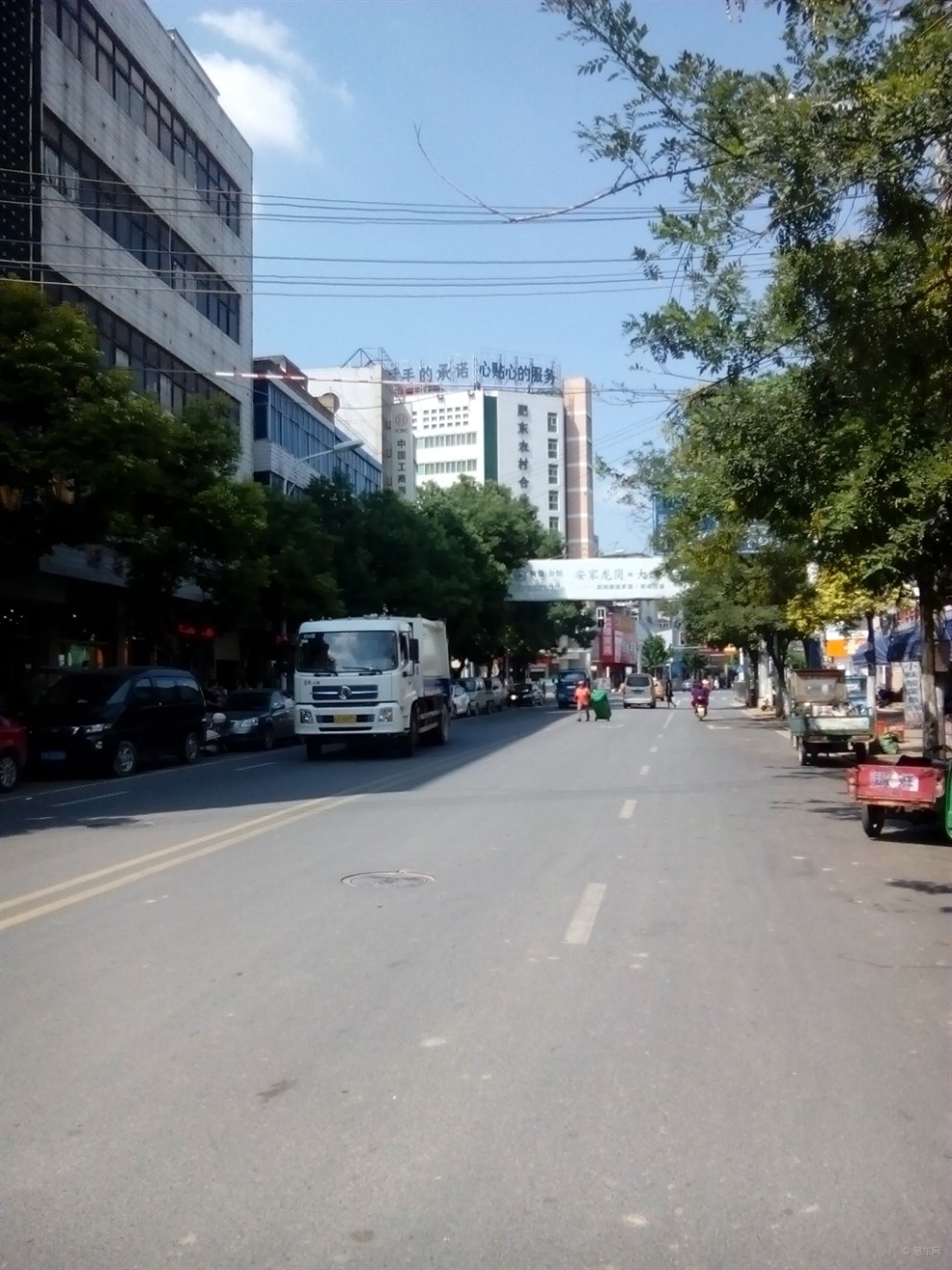 行在县城撮镇路上午时景记录段道路