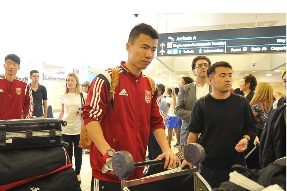 【国足抵达澳洲略显疲惫13】_易车足球大联盟