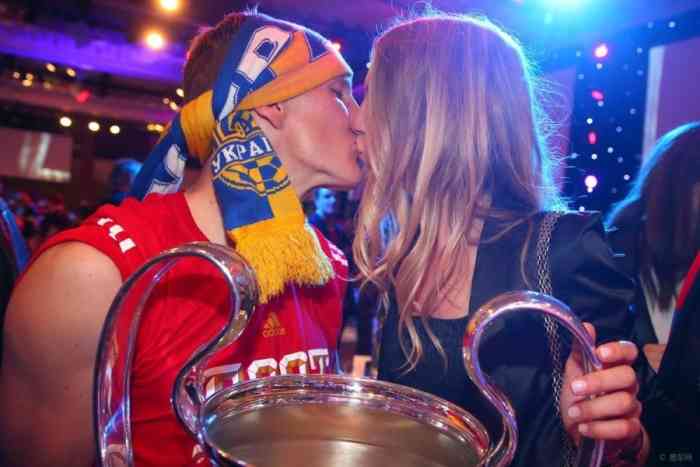 见:C罗卡卡比赛分手 梅西躺枪(下)】易车足球大