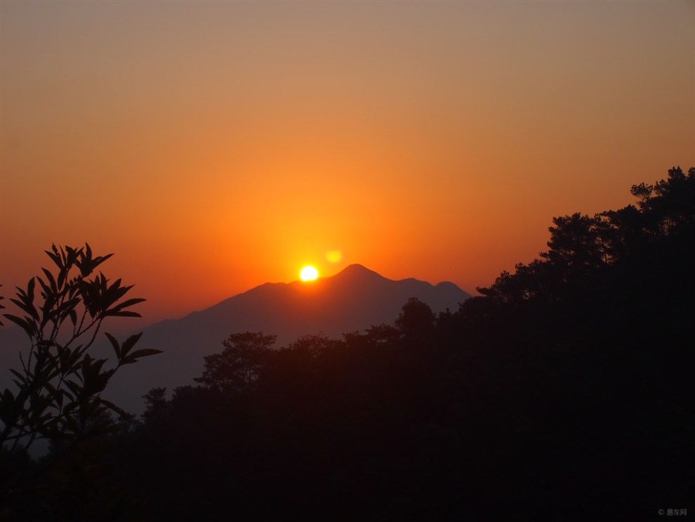 太阳出来照四方