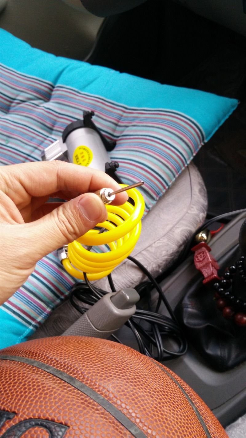 用充气泵给篮球打打气