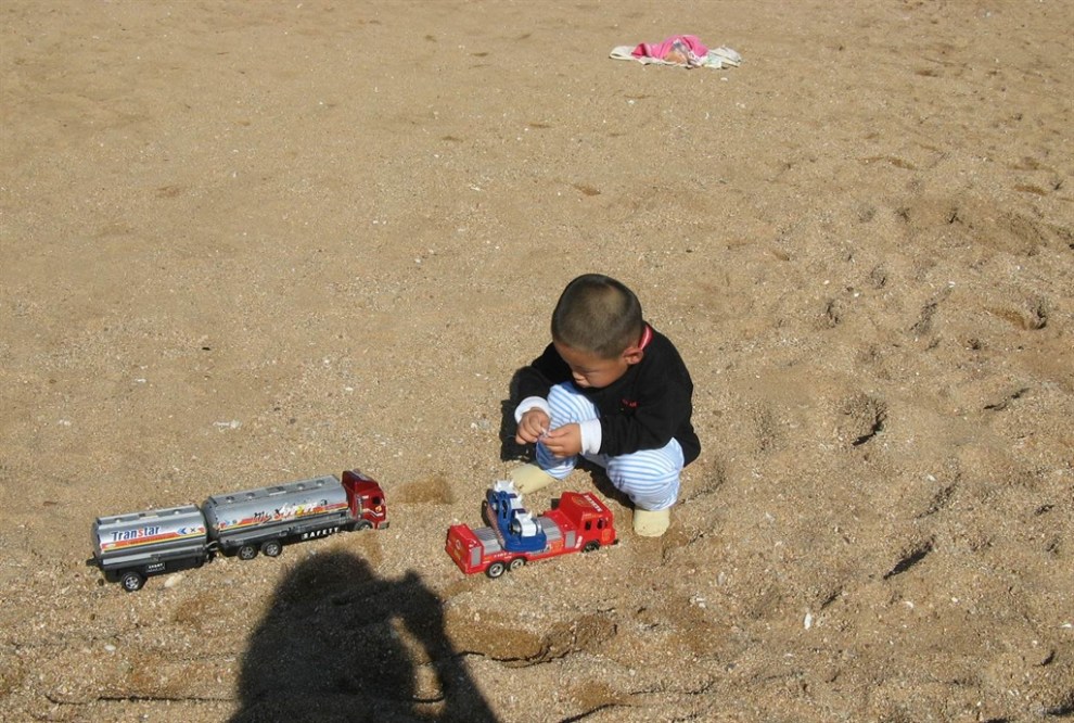 【【超宝动起来】宝宝海滩边玩耍时1岁半与2