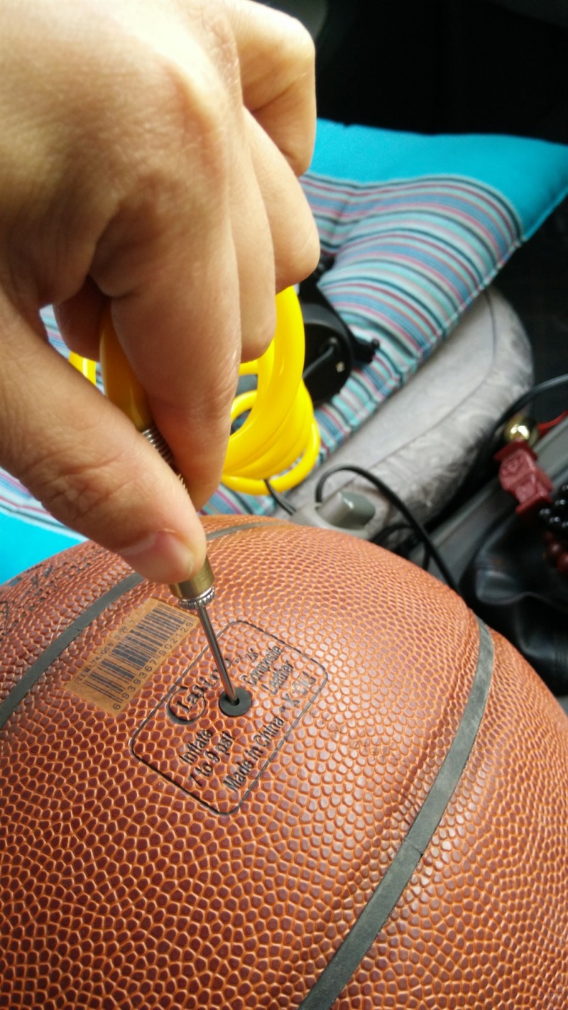 用充气泵给篮球打打气