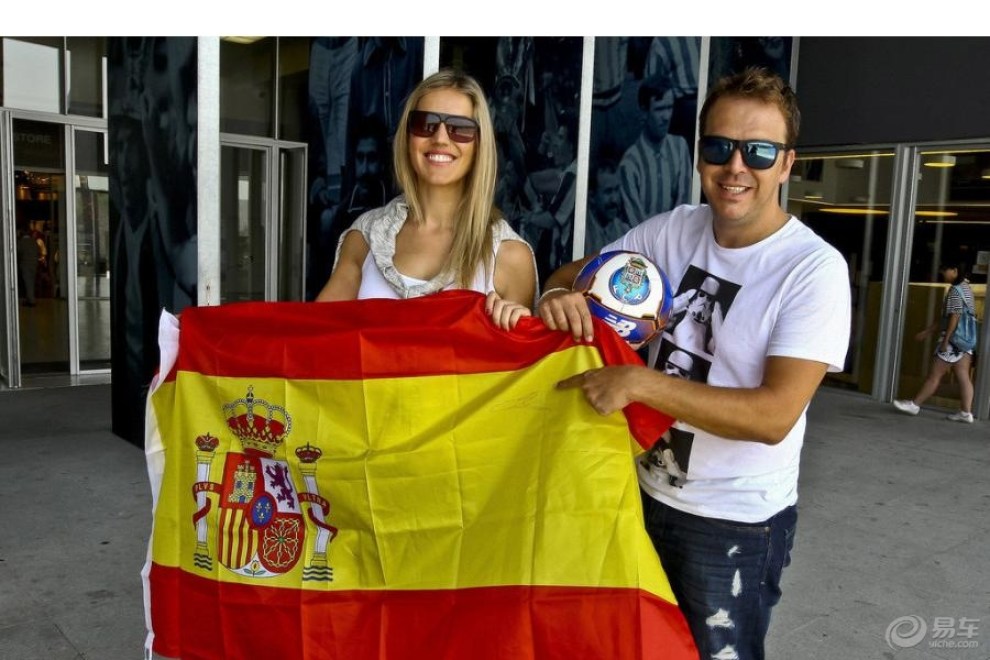 【卡西参观波尔图博物馆 身披12号球衣亮相】