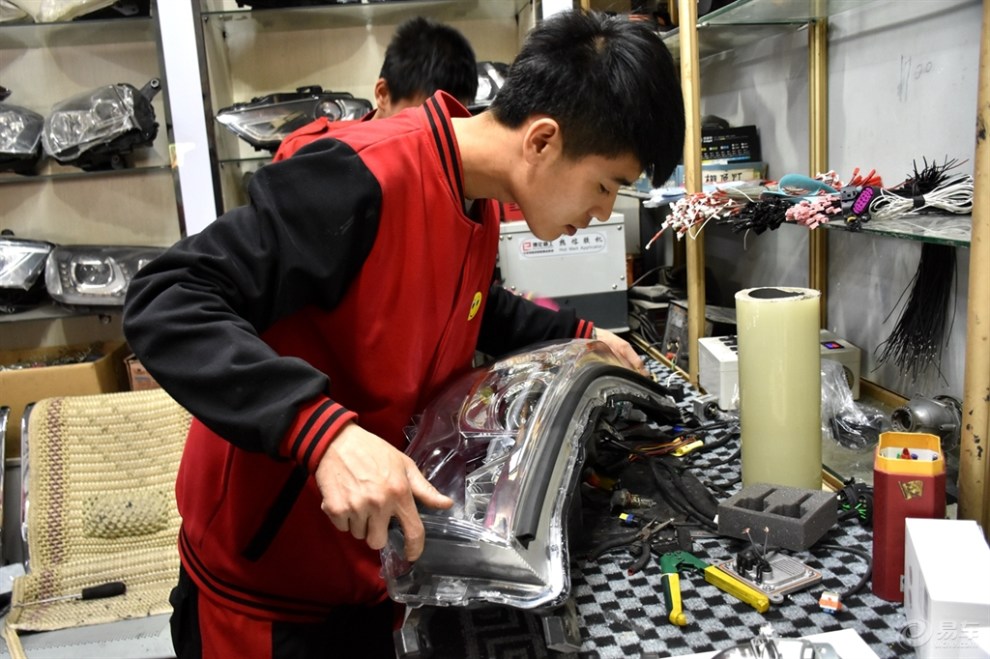 汉兰达升级前大灯 改装进口海拉5透镜和欧司朗安灯器高清图片