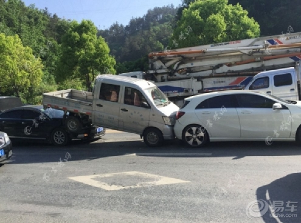 【小货车追尾撞奔驰又遭追尾被顶起 幸无人员