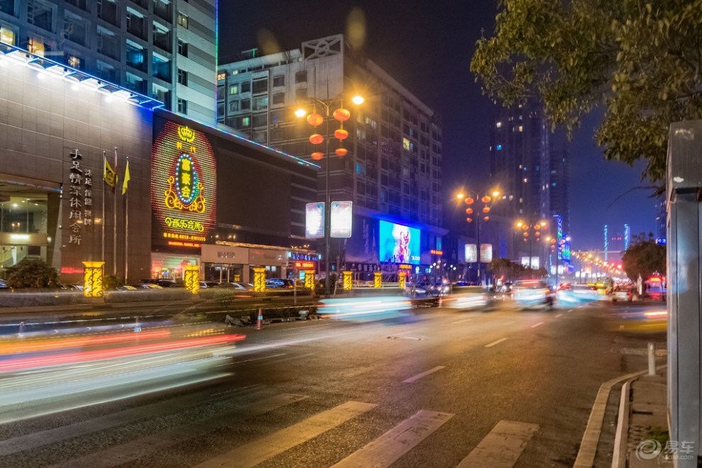 夜晚中的六盘水市