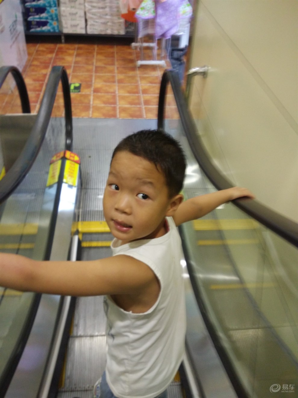 【【宝贝快乐秀】下雨了,逛逛超市】_超级宝贝