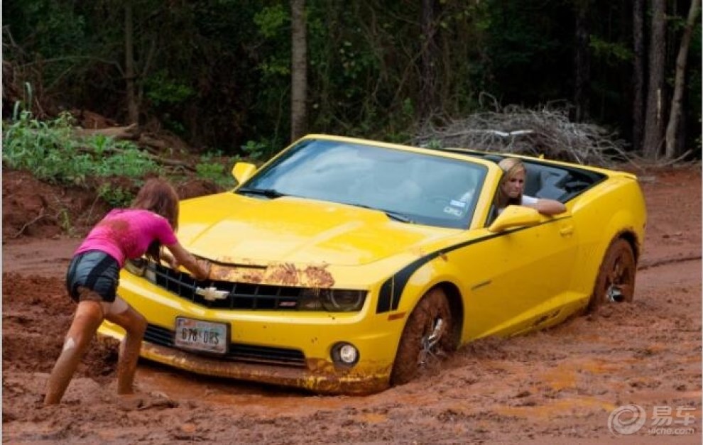 【雪佛兰跑车陷入泥潭，女司机只好脱鞋下来推车】_驴行户外论坛图片集锦_汽车论坛-易车网