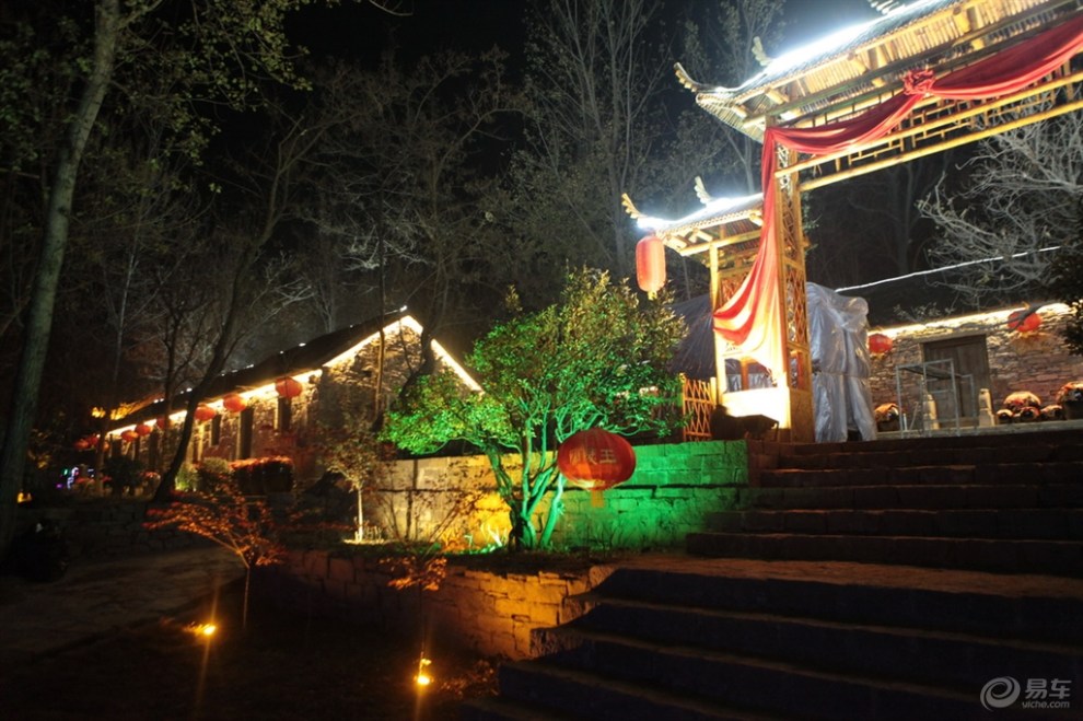 冬夜畅游压油沟,赏流光溢彩古村落