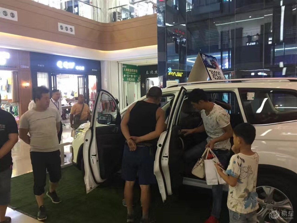 陪女朋友逛街巧遇t5展车