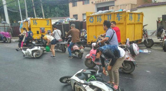 疯狂猜成语老人狗车_看图猜成语(3)