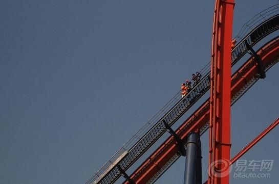 【上海欢乐谷过山车突发故障 25名游客悬空半