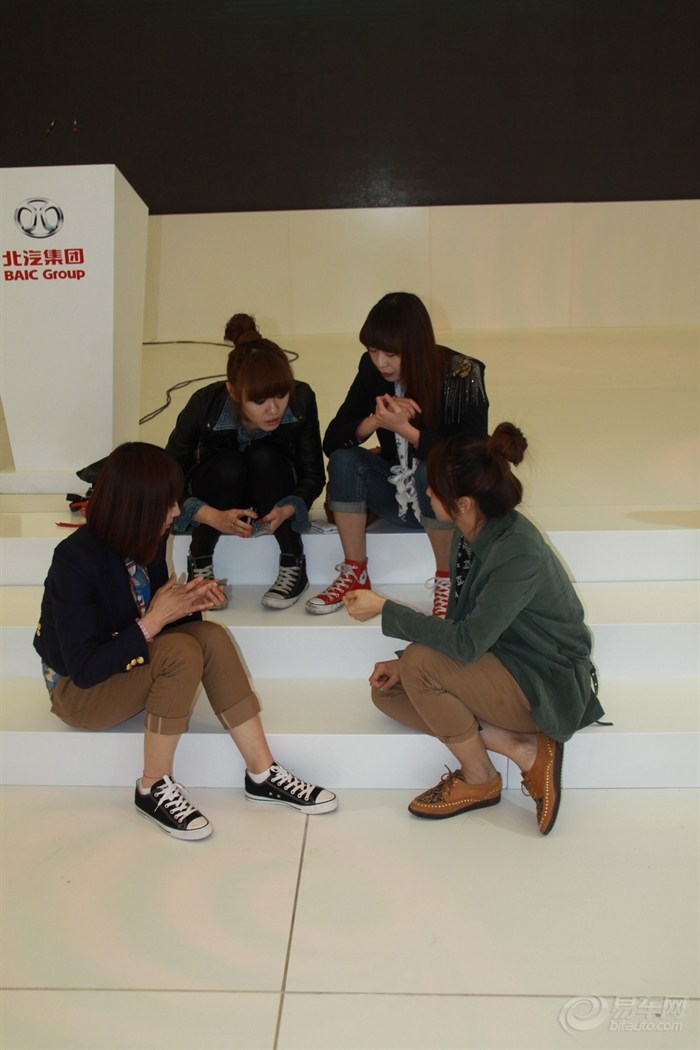 模特偷懒打扑克牌】