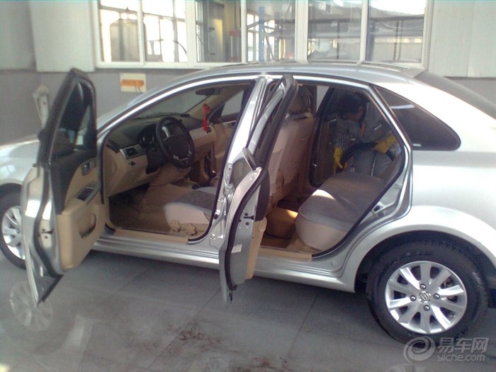 【银色凯越米色内饰配什么颜色的做点好看呢?