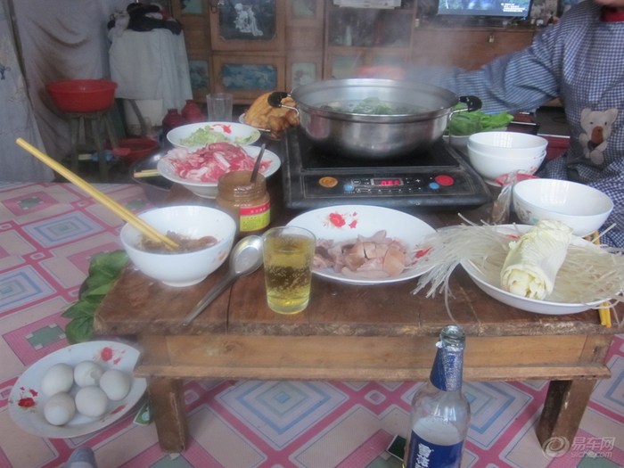 【【今天晚上吃什么】坐在自家炕头涮火锅。】