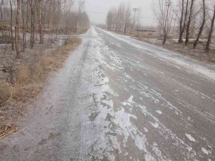 【【辽宁-交通信息】辽宁今天小雪,路面湿滑。