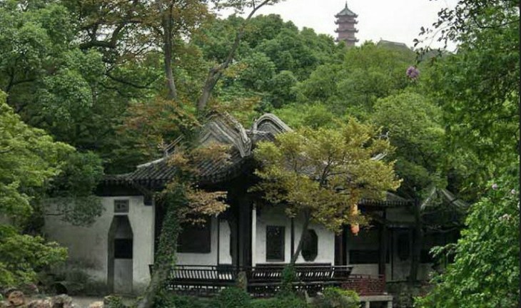 團氿(宜園)風景區以小橋流水為基調,集江南園林之精華。風景區分為氿南風光帶、氿濱公園、濕地公園等板塊,以宜園風景區為主游覽區,有云溪樓、各式廊橋、水上游樂、茶座等。一橋一式,一亭一形,移步換景,好一派江南風光盡收眼底。媲美上海外灘和杭州西湖的宜興團氿夜色,集中體現了宜興城市的夜景美。每到夜晚,華燈初上,霓虹綻放,團氿風景區便散發它迷人的光彩。