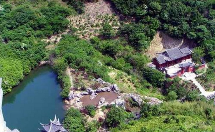 大佛岩是桃花岛的标志,是金庸笔下《射》书中桃花岛岛主黄药师的主要活动场所。大佛岩中腹的清音洞是先秦安期生漂流到桃花岛后的第一个居室,金庸先生在《射》书中对此景点作了重点描述,成为黄药师藏《九阴真经》和关押老顽童周伯通的石窟。 该景区内绿树成荫,郁郁葱葱,流水潺潺,曲经通幽。登上大佛岩顶,极目远眺舟山群岛恰似水上盆景园,另有一番诗情画意,大佛岩景区是桃花岛武侠文化的发源地,因此成为武侠文化旅游专线的起点站。 大佛岩它的奇特在于远眺近望一样大,在阳光反射下格外醒目,大佛岩底围有268米,高72米,占地面积6