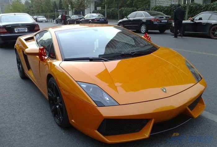 【北京街头惊现兰博基尼、保时捷、奥迪r8、宾