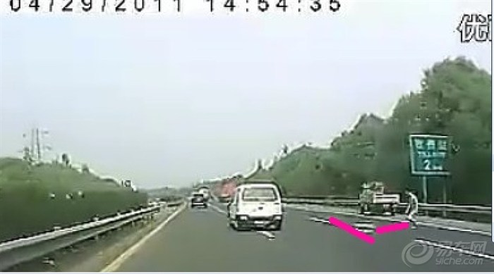 【车祸:行人高速路横穿捡东西,副驾驶不系安全