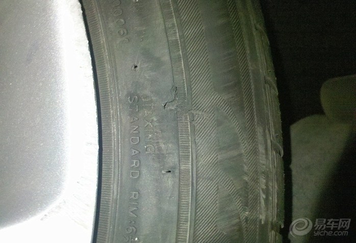 【轮毂轮胎蹭路沿子了,轮胎侧面破了一块 各位