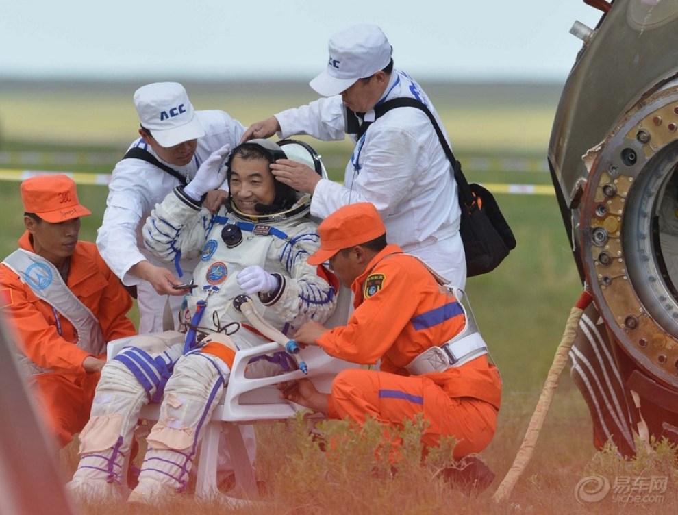 神十宇航员安全着陆