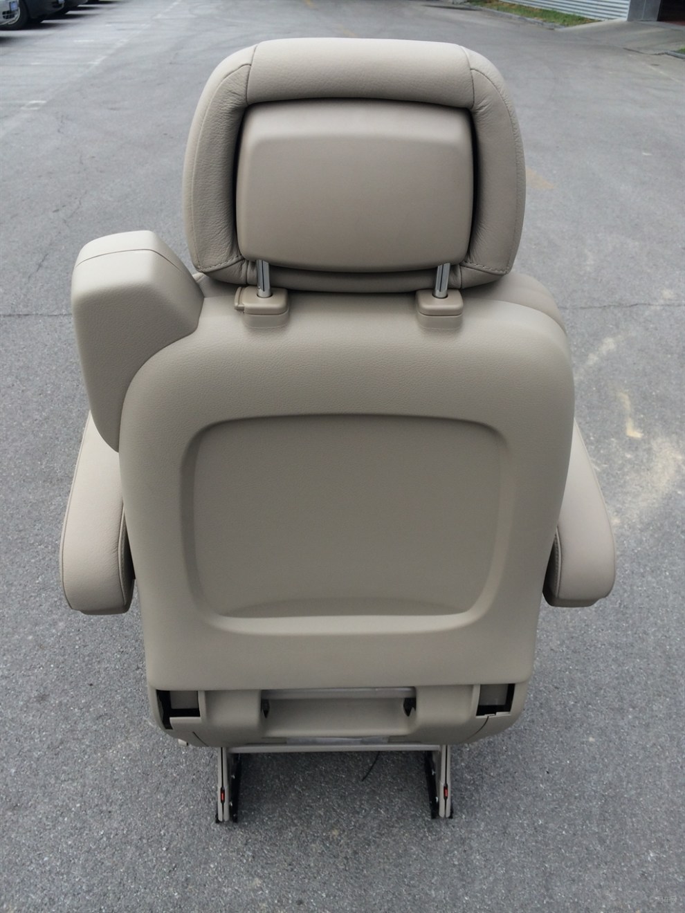 现公司有一批唯雅诺原装真皮座椅急需处理,价格从优