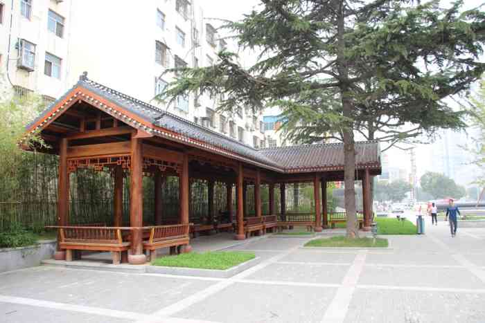 广场内新建的凉亭,全木制结构,方便市民休息
