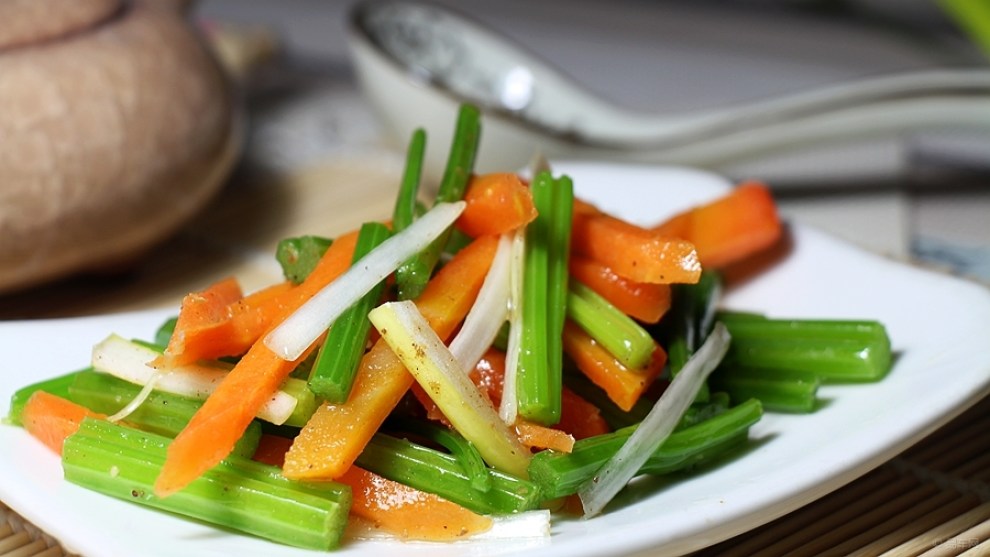 【快乐厨艺】胡萝卜拌芹菜