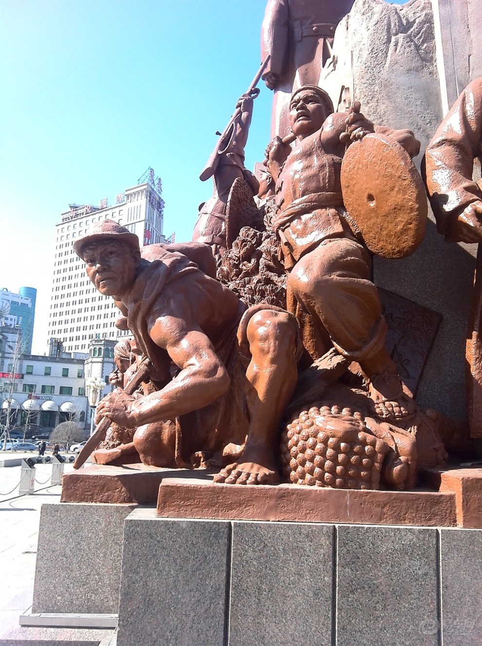 【首发】中山广场瞻仰伟人塑像