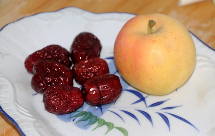 【快乐厨艺第四季】苹果红枣鲫鱼汤