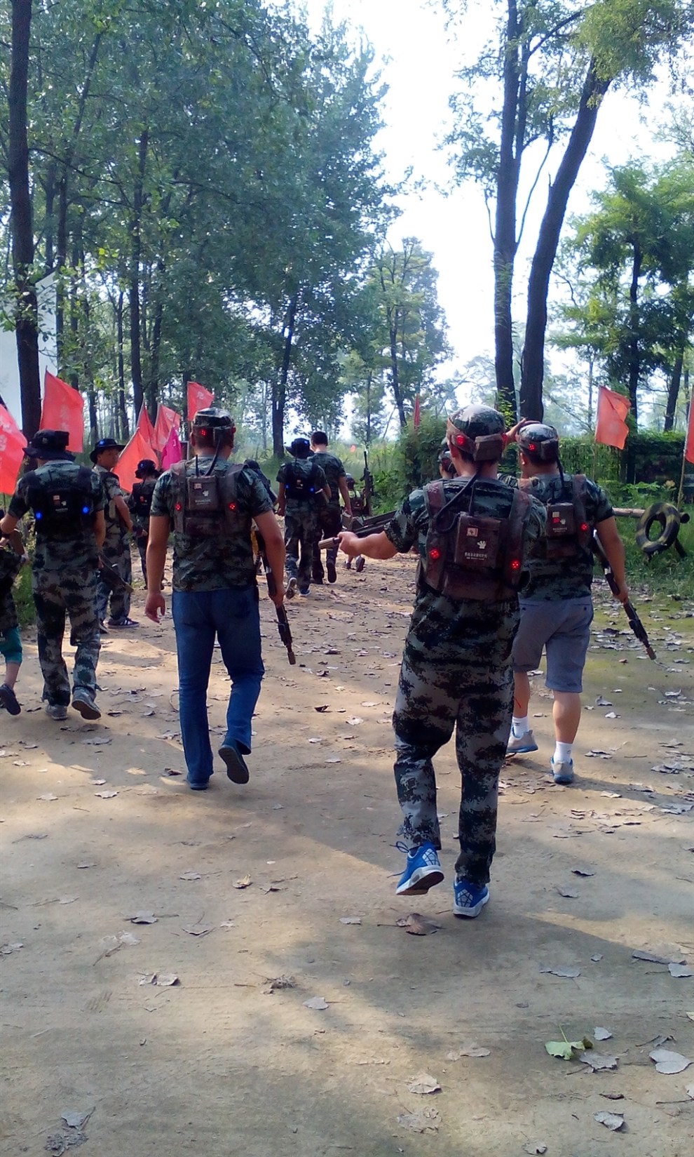 迎中秋,南阳逸动车友组队进行真人cs对抗赛!