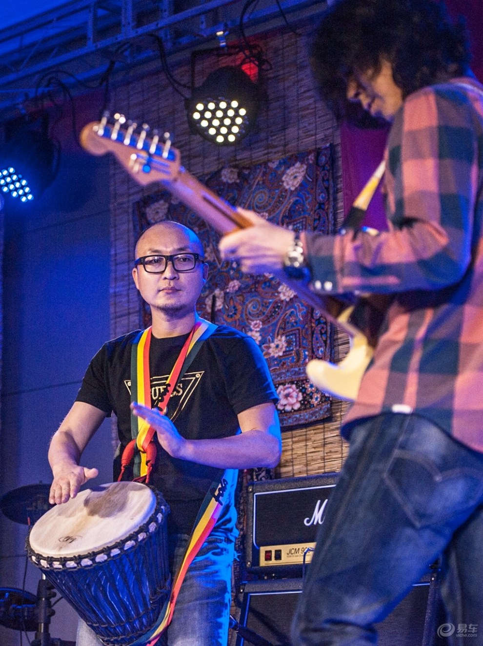 小型室内吉他音乐会舞台照