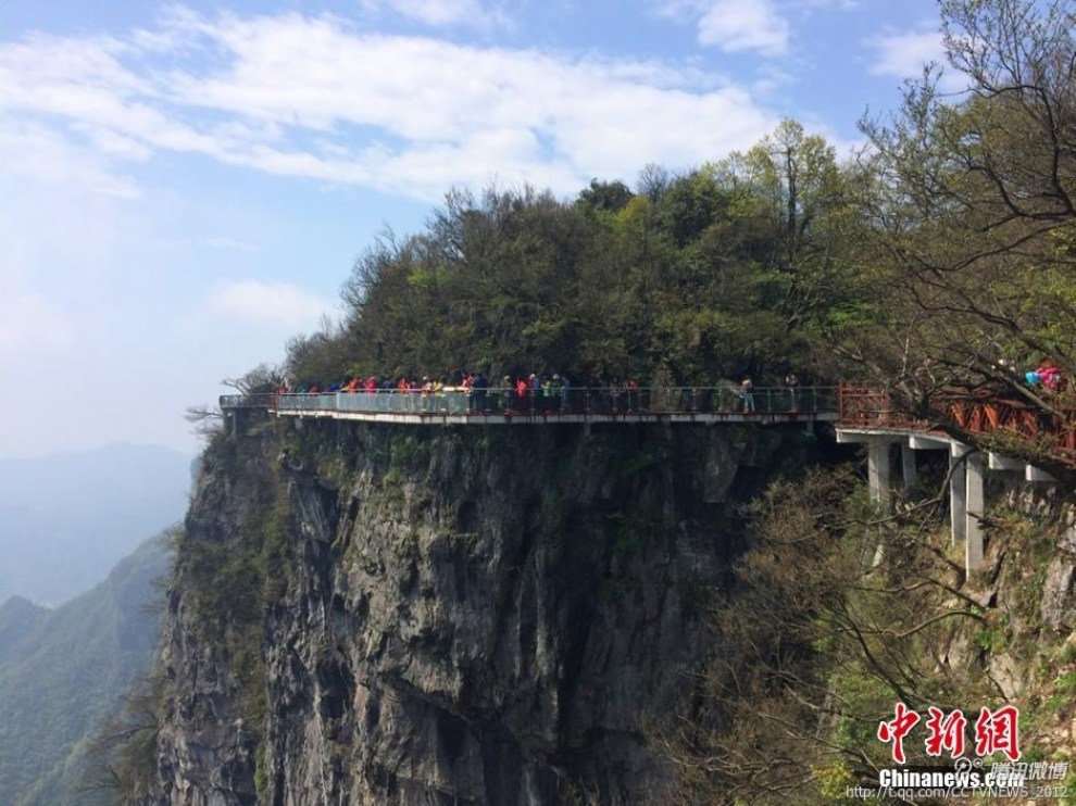 步步驚心!天門山玻璃棧道海拔1400餘米.你敢走嗎?